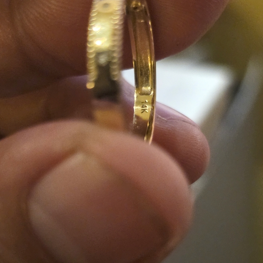14K GOLD Ring With Diamonds & Ridged Edge. - Picture 6 of 12